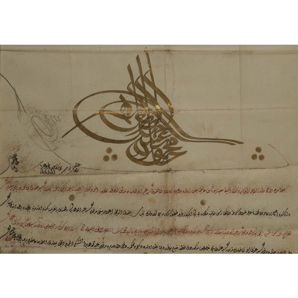 Sivas'ta bulunan Daru'r-raha vaziyesi re's tevliyet batınının akrabalar ve evlad-ı vakıf arasında tevdiyet değiştirmesi ve Kütahya'da bazı köylerin zammetlerinin değiştirilmesi hakkında Sultan II. Mahmud tuğralı berat, çerçevesiyle birlikte 137x63 cm...