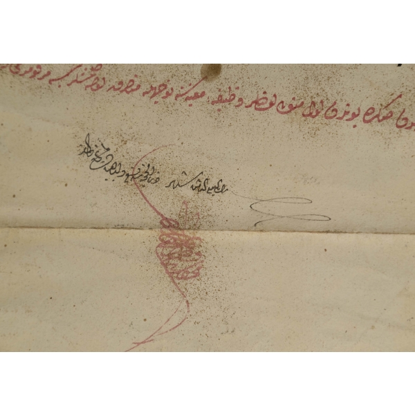 Sivas'ta bulunan Daru'r-raha vaziyesi re's tevliyet batınının akrabalar ve evlad-ı vakıf arasında tevdiyet değiştirmesi ve Kütahya'da bazı köylerin zammetlerinin değiştirilmesi hakkında Sultan II. Mahmud tuğralı berat, çerçevesiyle birlikte 137x63 cm...