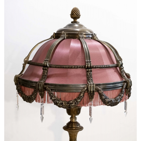 19. yüzyıl sonlarından ampir ayaklı, meşale camlı bronz lambader, yükseklik 205 cm, şapka çapı 65 cm, ayak çapı 50 cm... 