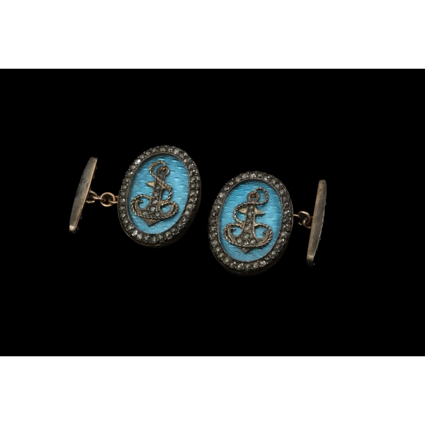 F. F. Sack Juwelier Cottbus marka, mine ve değerli taş işçilikli, çapa figürlü gümüş kol düğmesi, orijinal kutusunda... Kol düğmesi 2x2 cm, kutu 9x3,5x2,5 cm...