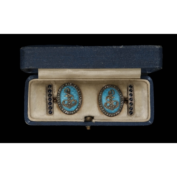 F. F. Sack Juwelier Cottbus marka, mine ve değerli taş işçilikli, çapa figürlü gümüş kol düğmesi, orijinal kutusunda... Kol düğmesi 2x2 cm, kutu 9x3,5x2,5 cm...