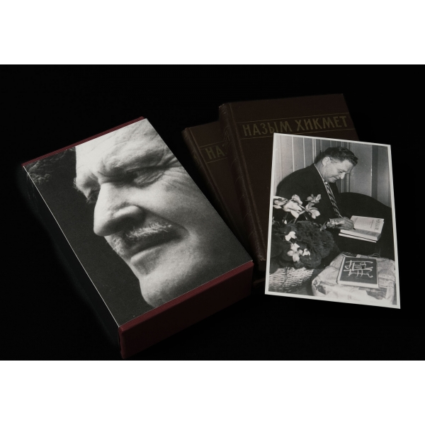 НАЗЫМ ХИКМЕТ - ИЗБРАННЫЕ СОЧИНЕНИЯ) / NAZIM HİKMET - SEÇME ESERLER (2 Cilt), editör: Ekber Babayev, 1957, Gosudarstvennoe Izdatelstvo Hudojestvennoy Literaturı, Moskova, 568+336 sayfa, 14x21 cm...
