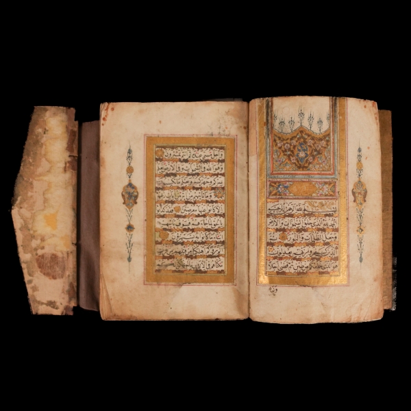 ENAM-I ŞERİF (Sureler, esma-i hüsna, esma-i nebi, hilye-i nebi, dualar), ketebe: Hasan Vehbi Efendi talebesi Seyyid Ahmed Nazifi, 1225, serlevhalı, tüm sayfaları tahrirli altın cetvelli, sure başları altın levhalı, ketebe sayfası tezyinatlı, şemseli köşebentli deri dönem cildinde, 172 sayfa, 14x9 cm...