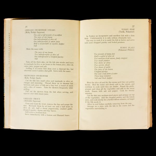 SULTAN´S PLEASURES (and Other Turkish Recipes), Robin Howe-Pauline Espir, 1952, Peter Garnett, 152 sayfa, 22x14 cm...