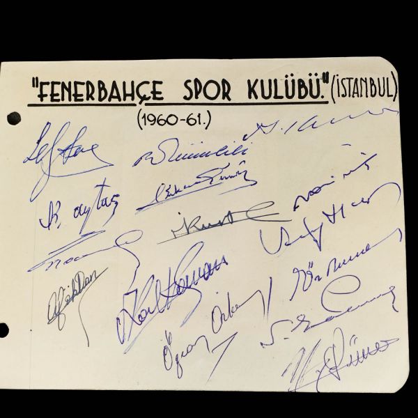 Lefter Küçükandonyadis, İsmail Kurt, Naci Erdem ve Can Bartu gibi dönemin Fenerbahçeli futbolcularından ıslak imzalı, 