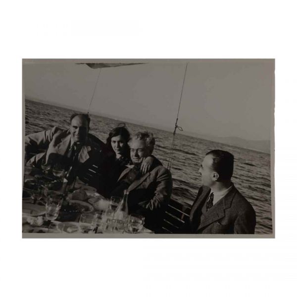 Behzat Butak, Emin Beliğ Belli ve Emin Bey'in eşi Muammer Hanım teknede, 10x7 cm...