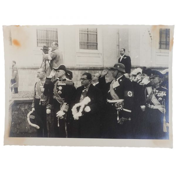 Adolf Hitler’in emriyle Nazi Almanyası´nı temsilen Mustafa Kemal Atatürk´ün cenazesine katılan Konstantin von Neurath, Nazi selamıyla Atatürk’ün naaşını selamlıyor... Aynı karede Akdeniz Filosu Başkomutanı Oramiral Dudley Pound da görülmektedir, arka yüzü 