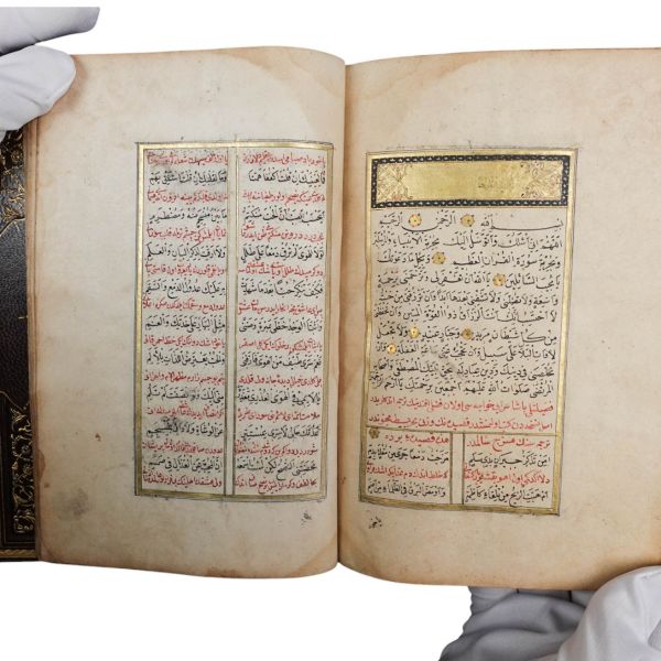 Kuran-ı Kerim´den sureler, bazı dualar, DELÂİLÜ'L-HAYRÂT, Delâilü'l-Hayrât hatim duası, HİZBÜ´L-AZAM ve HIRZÜ´L-AKSÂM, Kaside Bürde tercümesi içeren tasavvufî vird-zikir mecmuası, ketebe: Hüseyin, 22x15 cm...