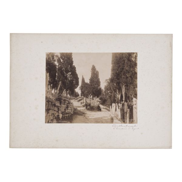 Abdullah Freres (Biraderler)´in objektifinden Eyüpsultan Mezarlığı, albümin baskı, kartona yapışıktır, fotoğraf 26x20 cm, karton 46x32 cm...