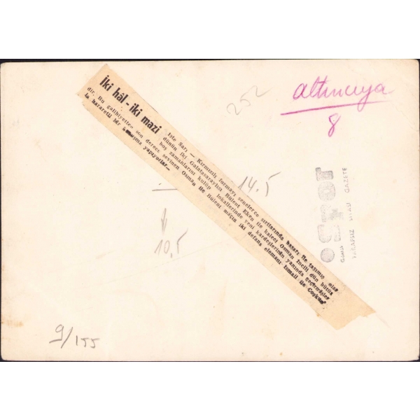 Galatasaray oyuncuları Bülent Eken ve Osman İncili kulüp lokalinde yeni oyuncularla sohbet ederken, bir kenarı kırık, 18x11 cm