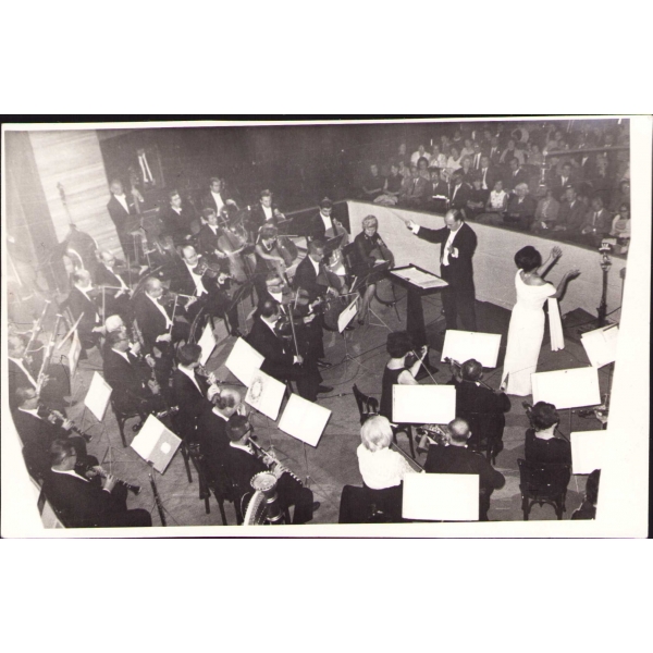 Cemal Reşit Rey ve Ermeni Asıllı Rus Şarkıcı Zara Dolukhanova Konser İcra Ederlerken, Foto Şenel - İstanbul damgalı, 19x12 cm