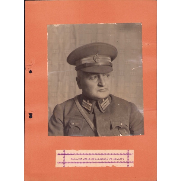 TSK'nın 4. Genelkurmay Başkanı Salih Omurtak için Kars Ağır Topçu Alayı tarafından hazırlanan hatıra dosyası [1933 tarihli 11 adet fotoğraf ve 1964 tarihli mektup], 25x32 cm, kabı yıpranmış haliyle