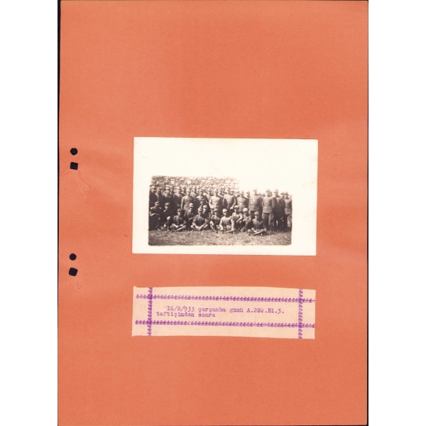 TSK'nın 4. Genelkurmay Başkanı Salih Omurtak için Kars Ağır Topçu Alayı tarafından hazırlanan hatıra dosyası [1933 tarihli 11 adet fotoğraf ve 1964 tarihli mektup], 25x32 cm, kabı yıpranmış haliyle
