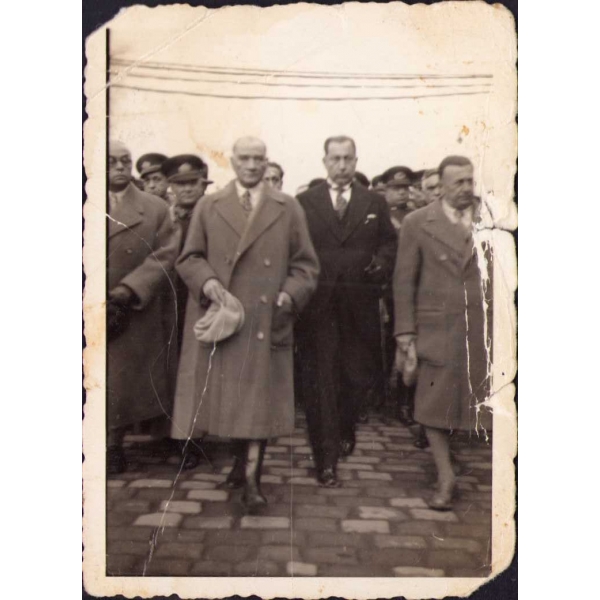 Mustafa Kemal Atatürk´ün 1938´de Celal Bayar ve Şefik Soyer ile gerçekleştirdiği Bursa ziyareti, 6x9 cm, hafif yıpranmış haliyle
